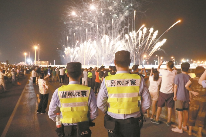 8月10日，黑龍江省哈爾濱市公安局松北分局民警輔警在啤酒大棚開展安全宣傳。史繼東攝