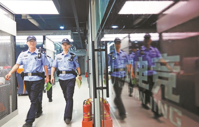 ▲7月6日，山西省新絳縣公安局龍興派出所組織警力對網吧等場所進行集中治安檢查。高新生攝