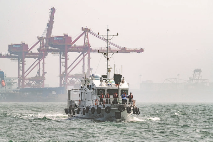 ?7月5日，秦皇島出入境邊防檢查站聯(lián)合秦皇島市公安局水陸巡特警支隊開展海上聯(lián)合巡航。陳凈萱攝