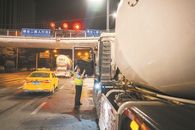 7月25日，陜西省西安市公安局交警支隊開展全市中重型貨車及面包車違法異地互查整治行動。孫崇明攝