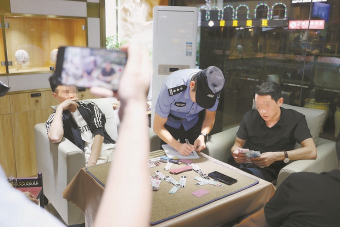9月7日，云南省昆明市公安機關對棋牌室開展檢查。