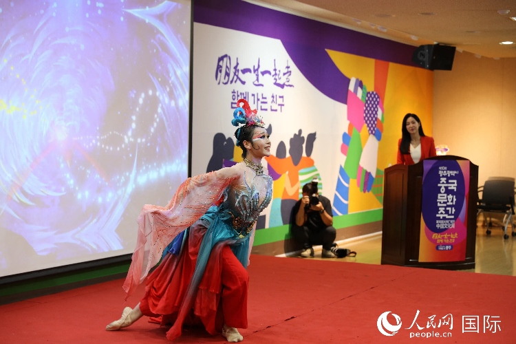 中國演員在中國文化周開幕式上表演舞蹈。人民網(wǎng)記者 莽九晨攝