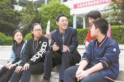 淮北市首批高層次人才儲備金獲得者、淮北市第一中學(xué)教師陳超（左三）在與學(xué)生交談。淮北市委人才工作局供圖