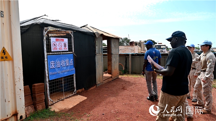 圖5 檢查廢棄油料收集點。王軍杰攝