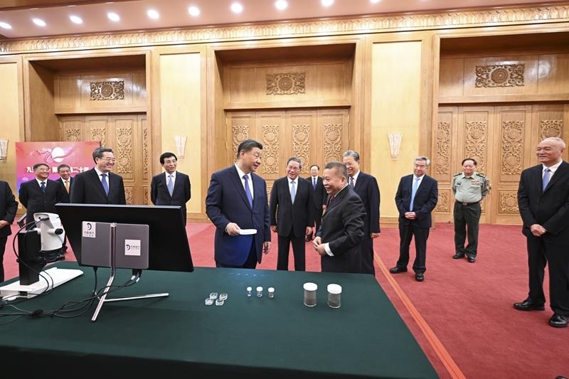 △2024年9月23日，習近平總書記等參觀月球樣品和探月工程成果展覽。