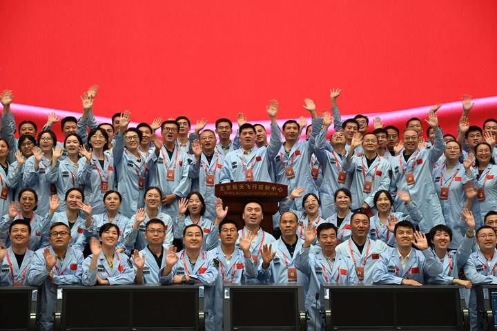 △2024年6月25日，嫦娥六號任務圓滿成功后，工作人員在北京航天飛行控制中心合影。