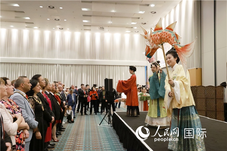 2、留學(xué)生表演了漢服展示《絲路霓裳》。邢雪攝
