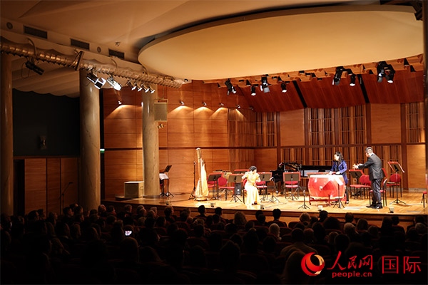 中國歌劇舞劇院的音樂家表演京劇曲牌《夜深沉》。人民網(wǎng)記者 禹麗敏攝