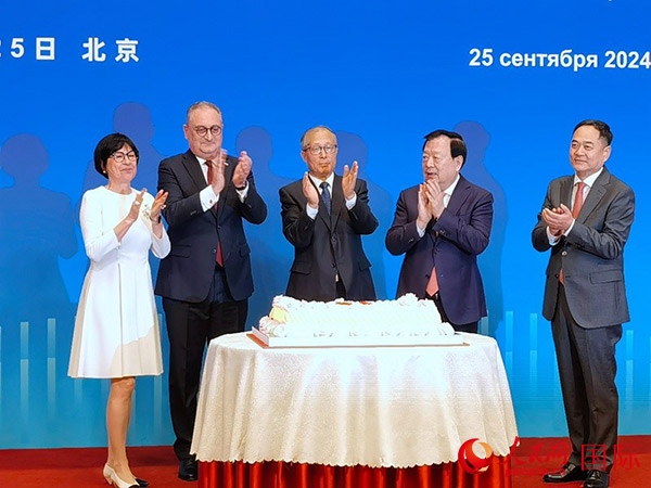 中共中央政治局委員、全國(guó)人大常委會(huì)副委員長(zhǎng)李鴻忠（中），夏寶龍主席（右二），楊萬(wàn)明會(huì)長(zhǎng)（右一）和莫爾古洛夫大使（左二）、大使夫人莫爾古洛娃（左一）在招待會(huì)上共切蛋糕。人民網(wǎng)記者 李明琪攝