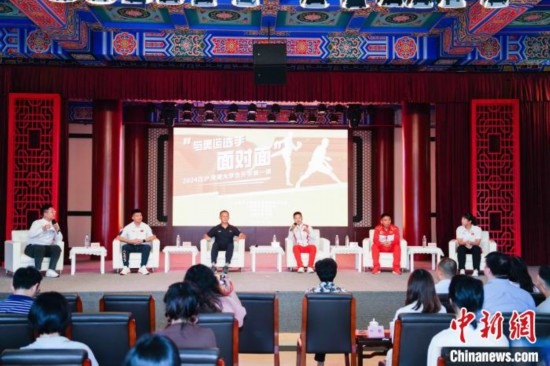 吳愉、王德新、沈?qū)W軍、江海東、朱曉蕾與在座同學(xué)們分享個人的體育故事與成長感悟。上海市港澳辦供圖