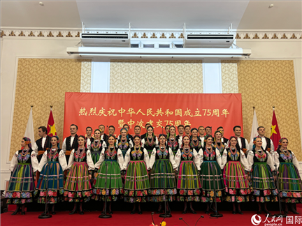 波蘭馬佐夫舍歌舞團(tuán)現(xiàn)場演出。人民網(wǎng)記者 禹麗敏攝