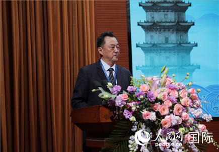 北京語言大學黨委書記倪海東在“走進中華文明——海絲印記 世遺泉州”主題人文交流活動中致辭。人民網(wǎng) 王婧攝