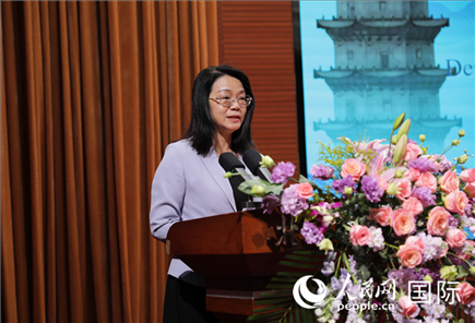 福建省人民政府外事辦公室副主任黃劭蓉在“走進中華文明——海絲印記 世遺泉州”主題人文交流活動中致辭。人民網(wǎng) 王婧攝