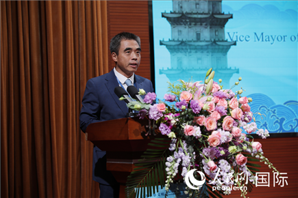 泉州市人民政府副市長姚飛在“走進中華文明——海絲印記 世遺泉州”主題人文交流活動中致辭。人民網(wǎng) 王婧攝