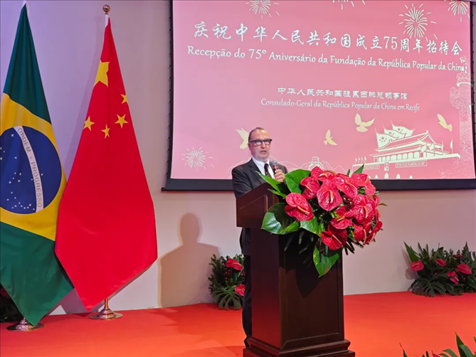 巴西外交部駐東北部地區(qū)辦公室主任德寶拉大使在招待會(huì)上致辭。 中國(guó)駐累西腓總領(lǐng)館供圖