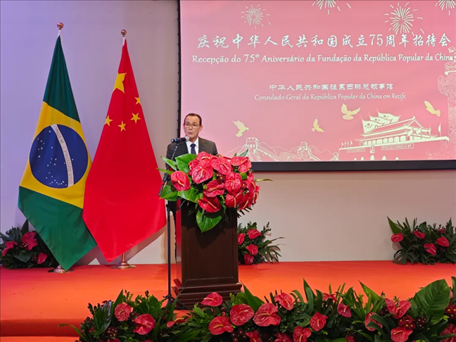 塞爾希培州州長(zhǎng)代表、副州長(zhǎng)索布拉爾在招待會(huì)上致辭。 中國(guó)駐累西腓總領(lǐng)館供圖