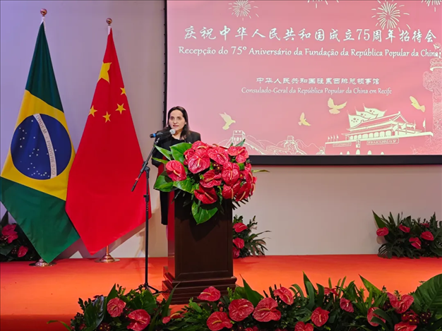 伯南布哥州州長(zhǎng)代表、科技廳長(zhǎng)維達(dá)爾在招待會(huì)上致辭。 中國(guó)駐累西腓總領(lǐng)館供圖
