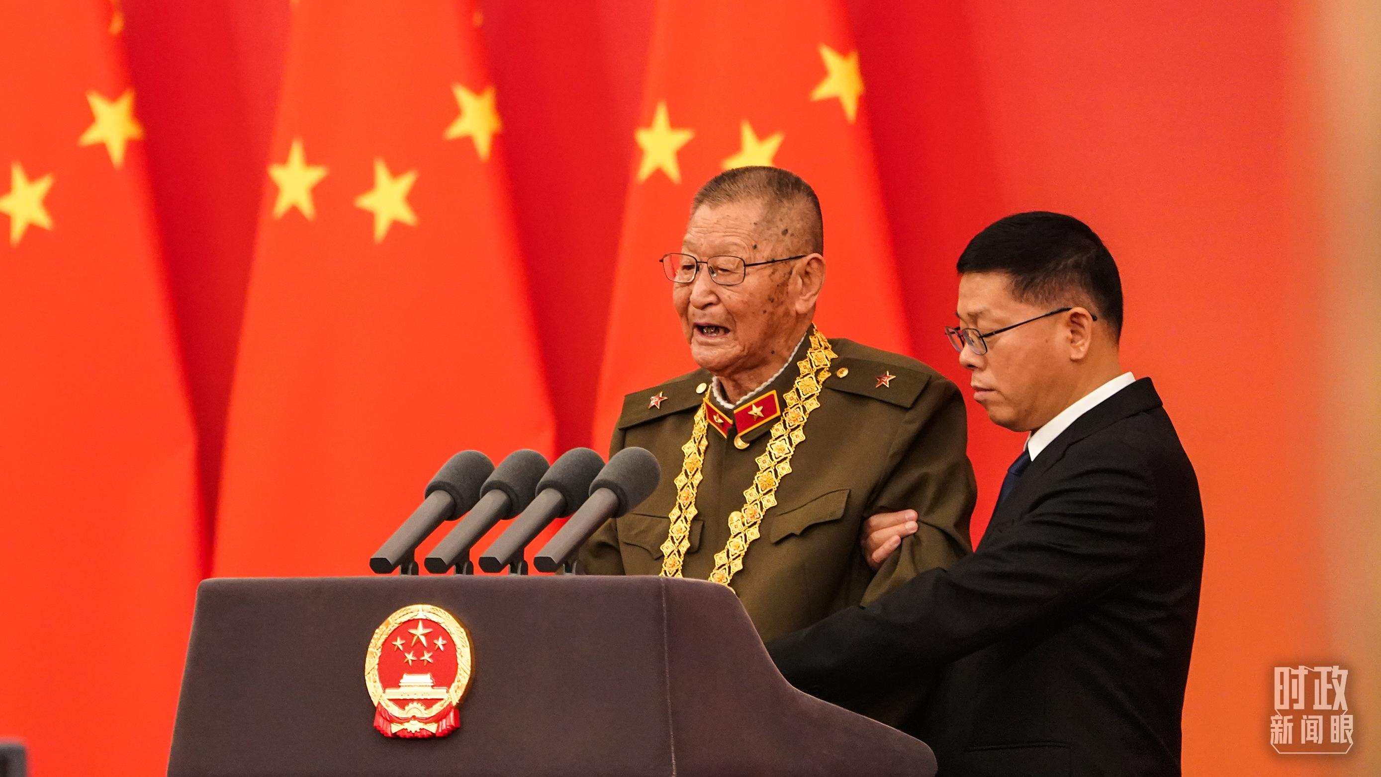 “共和國(guó)勛章”獲得者黃宗德在頒授儀式上發(fā)言。（總臺(tái)記者李晉拍攝）