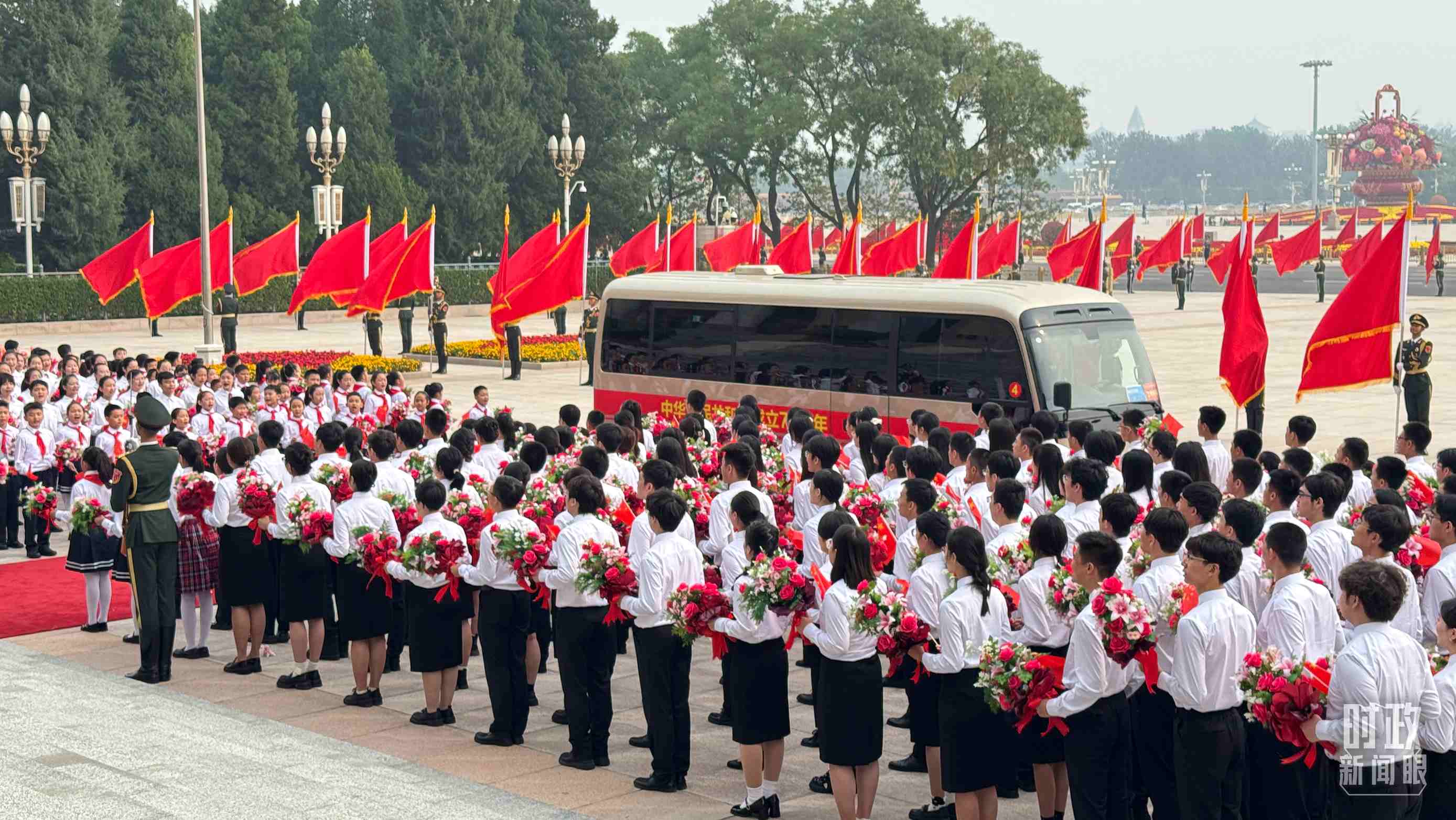 2024年9月29日，人民大會(huì)堂外，少先隊(duì)員列隊(duì)迎接英雄模范。（總臺(tái)央視記者蔣碩拍攝）