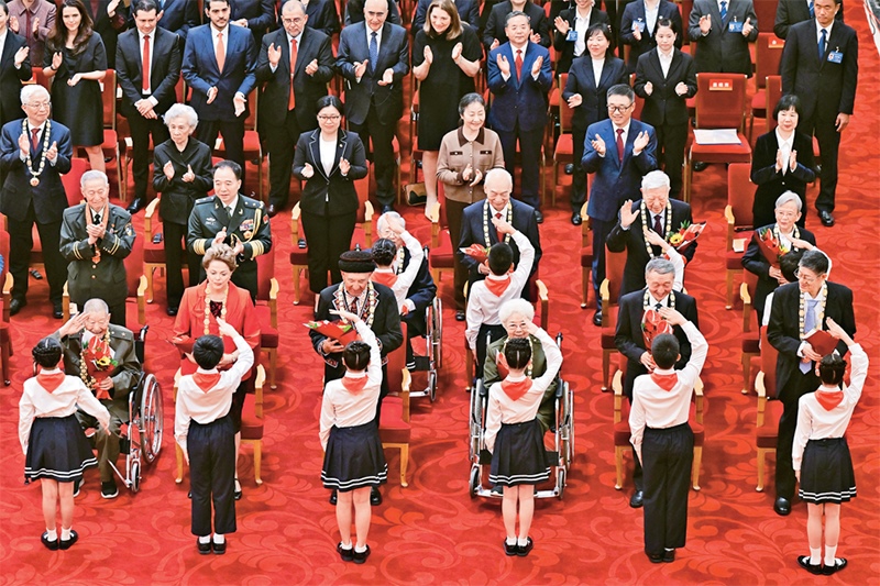 2024年9月29日，中華人民共和國國家勛章和國家榮譽稱號頒授儀式在北京人民大會堂隆重舉行。圖為少先隊員向國家勛章和國家榮譽稱號獲得者敬禮致意。 新華社記者 岳月偉/攝