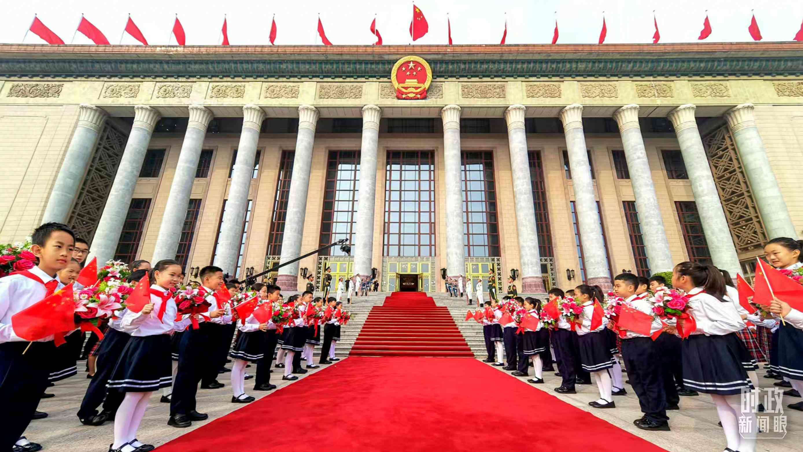 9月29日，人民大會(huì)堂外紅毯鋪就，迎接英雄模范。（總臺(tái)央視記者劉琦拍攝）