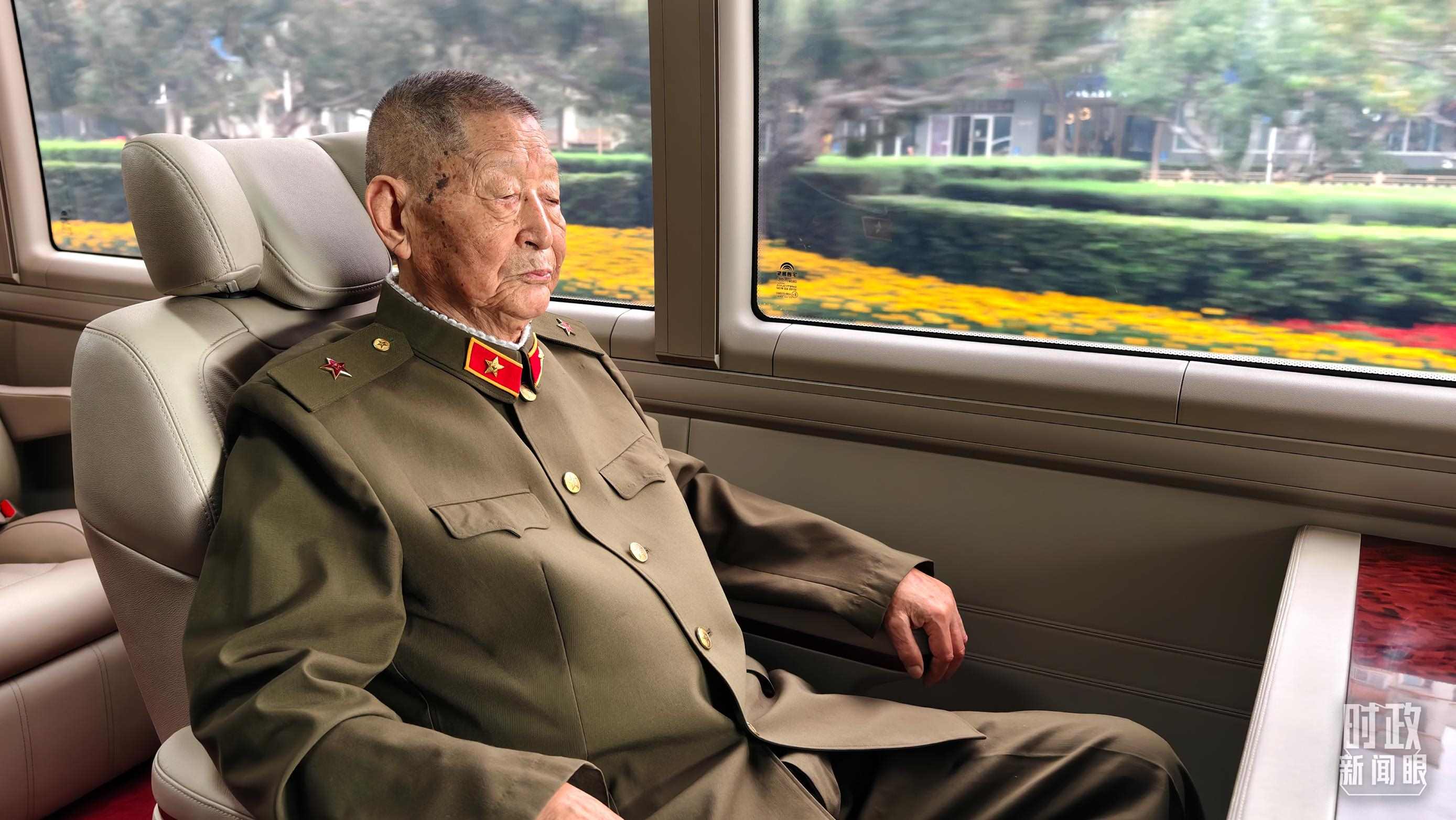“共和國(guó)勛章”獲得者黃宗德乘坐禮賓車前往人民大會(huì)堂。（總臺(tái)央視記者胡瑋拍攝）