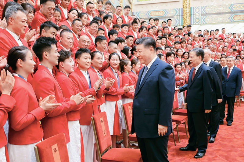 2024年8月20日，黨和國(guó)家領(lǐng)導(dǎo)人習(xí)近平、趙樂際、王滬寧、蔡奇、李希、韓正等在人民大會(huì)堂接見第33屆夏季奧林匹克運(yùn)動(dòng)會(huì)中國(guó)體育代表團(tuán)全體成員。 新華社記者 鞠鵬/攝