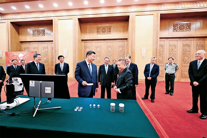2024年9月23日，黨和國(guó)家領(lǐng)導(dǎo)人習(xí)近平、李強(qiáng)、趙樂際、王滬寧、蔡奇、丁薛祥、李希等在人民大會(huì)堂接見探月工程嫦娥六號(hào)任務(wù)參研參試人員代表并參觀月球樣品和探月工程成果展覽。這是習(xí)近平等參觀月球樣品和探月工程成果展覽。 新華社記者 謝環(huán)馳/攝