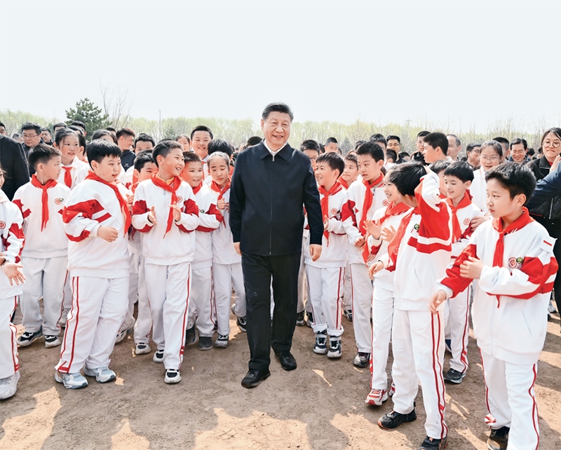 2024年4月3日，黨和國(guó)家領(lǐng)導(dǎo)人習(xí)近平、李強(qiáng)、趙樂際、王滬寧、蔡奇、丁薛祥、李希、韓正等來到北京市通州區(qū)潞城鎮(zhèn)參加首都義務(wù)植樹活動(dòng)。這是習(xí)近平同少先隊(duì)員在一起。 新華社記者 李學(xué)仁/攝