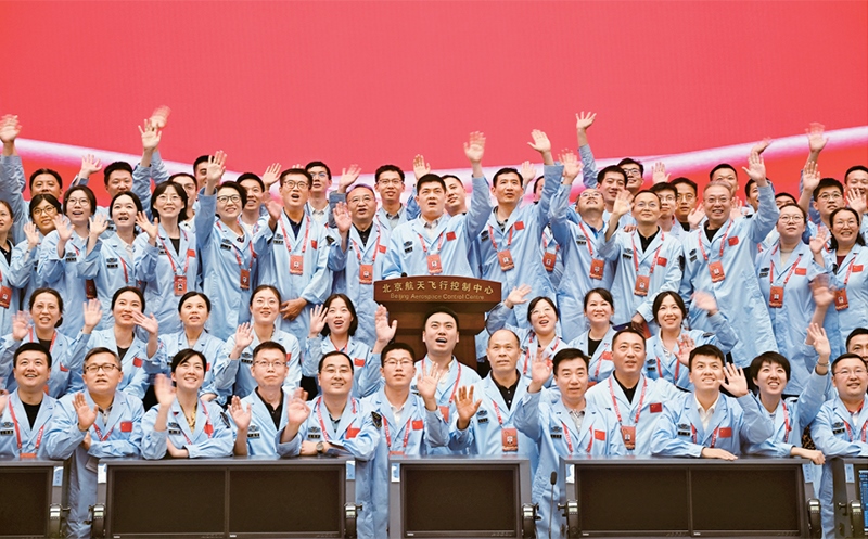 嫦娥六號完成了人類歷史上首次月球背面采樣，突破了多項關(guān)鍵技術(shù)，是我國建設(shè)航天強國、科技強國取得的又一標志性成果，是我國探月工程的重要里程碑。圖為2024年6月25日，嫦娥六號任務圓滿成功后，工作人員在北京航天飛行控制中心合影。 新華社記者 金良快/攝