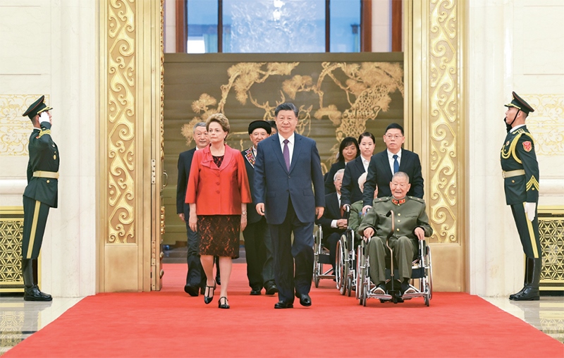 2024年9月29日，中華人民共和國(guó)國(guó)家勛章和國(guó)家榮譽(yù)稱號(hào)頒授儀式在北京人民大會(huì)堂金色大廳隆重舉行。中共中央總書記、國(guó)家主席、中央軍委主席習(xí)近平同國(guó)家勛章和國(guó)家榮譽(yù)稱號(hào)獲得者一同步入會(huì)場(chǎng)。 新華社記者 王曄/攝