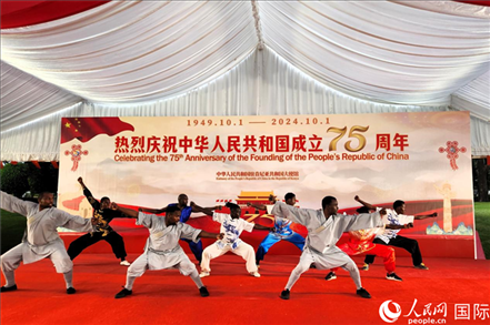 肯尼亞青年表演中國(guó)武術(shù)。人民網(wǎng)記者 黃煒鑫攝