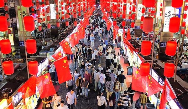 國慶臨近，河南省洛陽市老城歷史文化街區(qū)裝扮一新，國旗招展，處處洋溢著濃厚的國慶節(jié)日氛圍。來源：人民圖片網(wǎng)