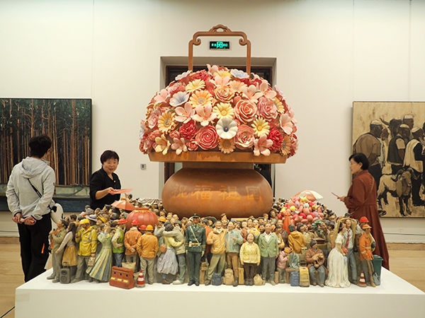 2024年9月28日，觀眾在中國美術館參觀“慶祝中華人民共和國成立75周年——第十四屆全國美術作品展覽進京作品展”。杜建坡攝。來源：人民圖片網(wǎng)