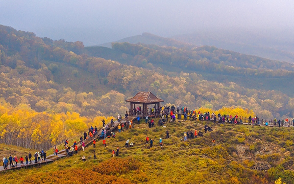 2024年9月27日，內蒙古自治區(qū)赤峰市克什克騰旗烏蘭布統(tǒng)景區(qū)層林盡染，游人如織，風光如畫。來源：人民圖片網(wǎng)