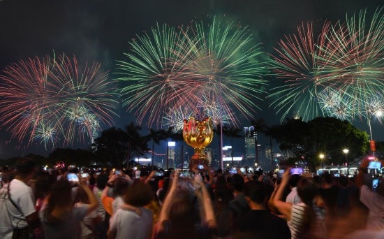10月1日晚，香港國慶煙花匯演在維多利亞港舉行，慶祝中華人民共和國成立75周年。新華社記者 陳鐸 攝