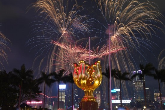 10月1日晚，香港國慶煙花匯演在維多利亞港舉行，慶祝中華人民共和國成立75周年。新華社記者 陳鐸 攝