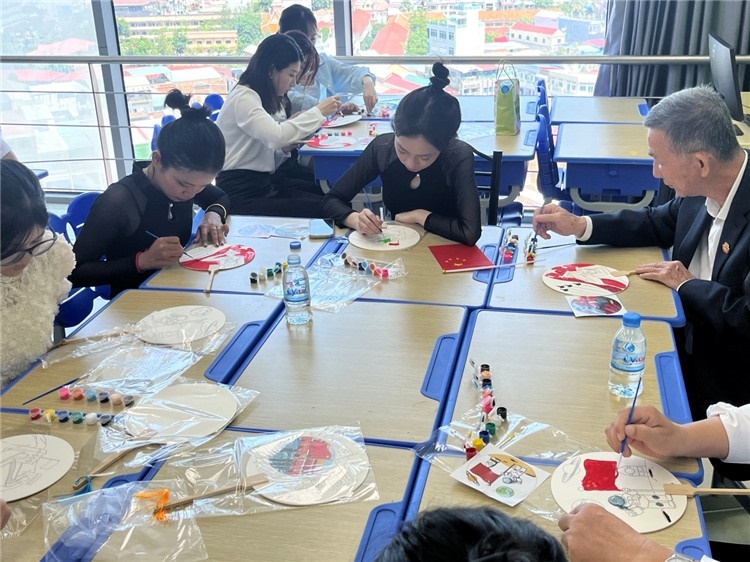 觀眾們在體驗畫扇。Sem Sophea攝