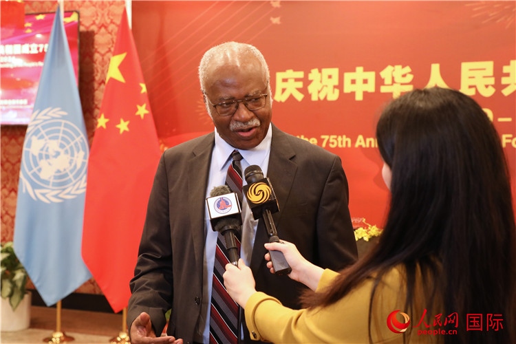 聯(lián)大主席菲勒蒙在招待會現(xiàn)場接受媒體采訪，他向中國政府和人民致以節(jié)日祝賀，表示中國的發(fā)展成就令人驚嘆。人民網(wǎng)記者 李志偉攝