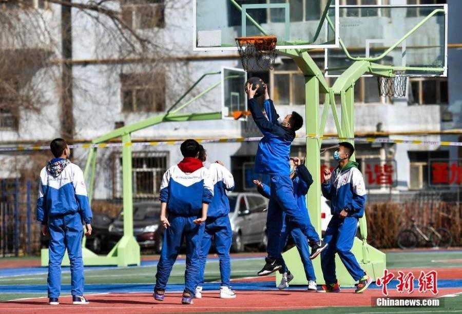 資料圖：初中生在課間休息時打籃球。中新社記者 劉新 攝