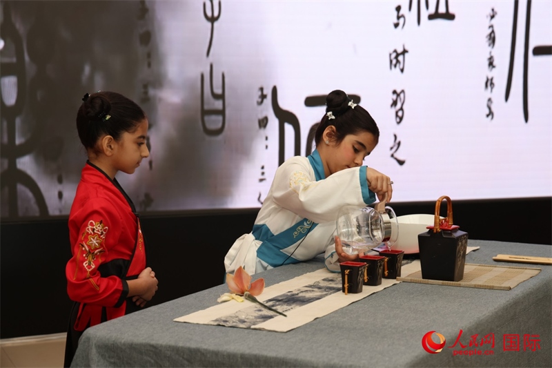 富查伊拉當(dāng)?shù)貙W(xué)校學(xué)生表演茶藝。人民網(wǎng)記者任皓宇攝