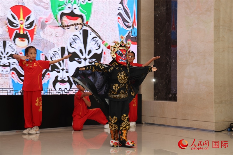 迪拜中國(guó)學(xué)校學(xué)生表演變臉。人民網(wǎng)記者任皓宇攝