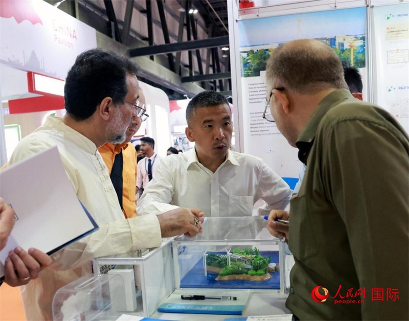 中企推出的綠色能源海水淡化系統(tǒng)吸引了參展商關注。人民網記者管克江攝