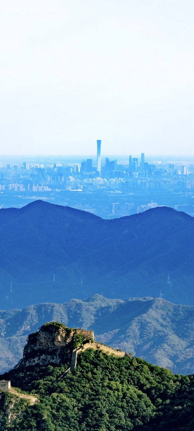 從長城上遠眺，北京中央商務區(qū)清晰可見。（攝影：魯夢晗 王佰龍）