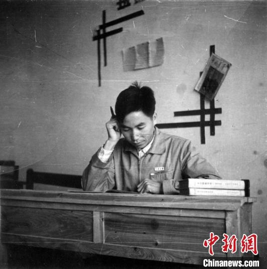 大學(xué)時(shí)期，龍樂(lè)豪在教室自習(xí)。(中國(guó)運(yùn)載火箭技術(shù)研究院供圖)