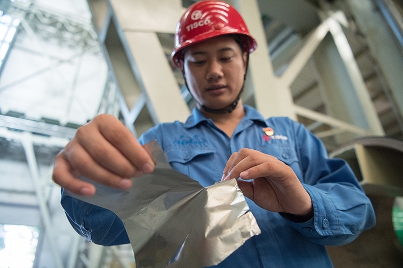 2018年8月8日，山西省太原市，太鋼不銹鋼精密帶鋼有限公司工作人員用手撕開不銹鋼。