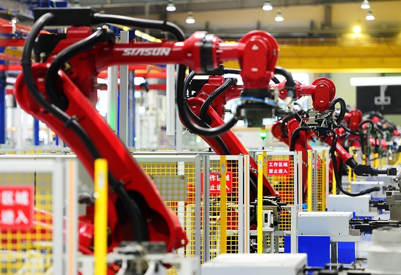 2019年11月22日，沈陽，一家數(shù)字化智能工廠內(nèi)，名為SR210的機(jī)器人正在自主地抓取各種零部件，快速組裝稍小的工業(yè)機(jī)器人。