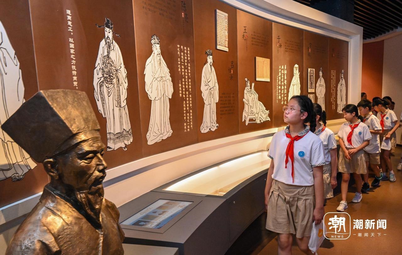 來自杭州市政苑小學的學生走進浙江省檔案館“大寫浙江人”展廳，近距離“觸摸”歷史、走進榜樣、聆聽故事，激發(fā)愛黨愛國愛家熱情。記者 董旭明 攝