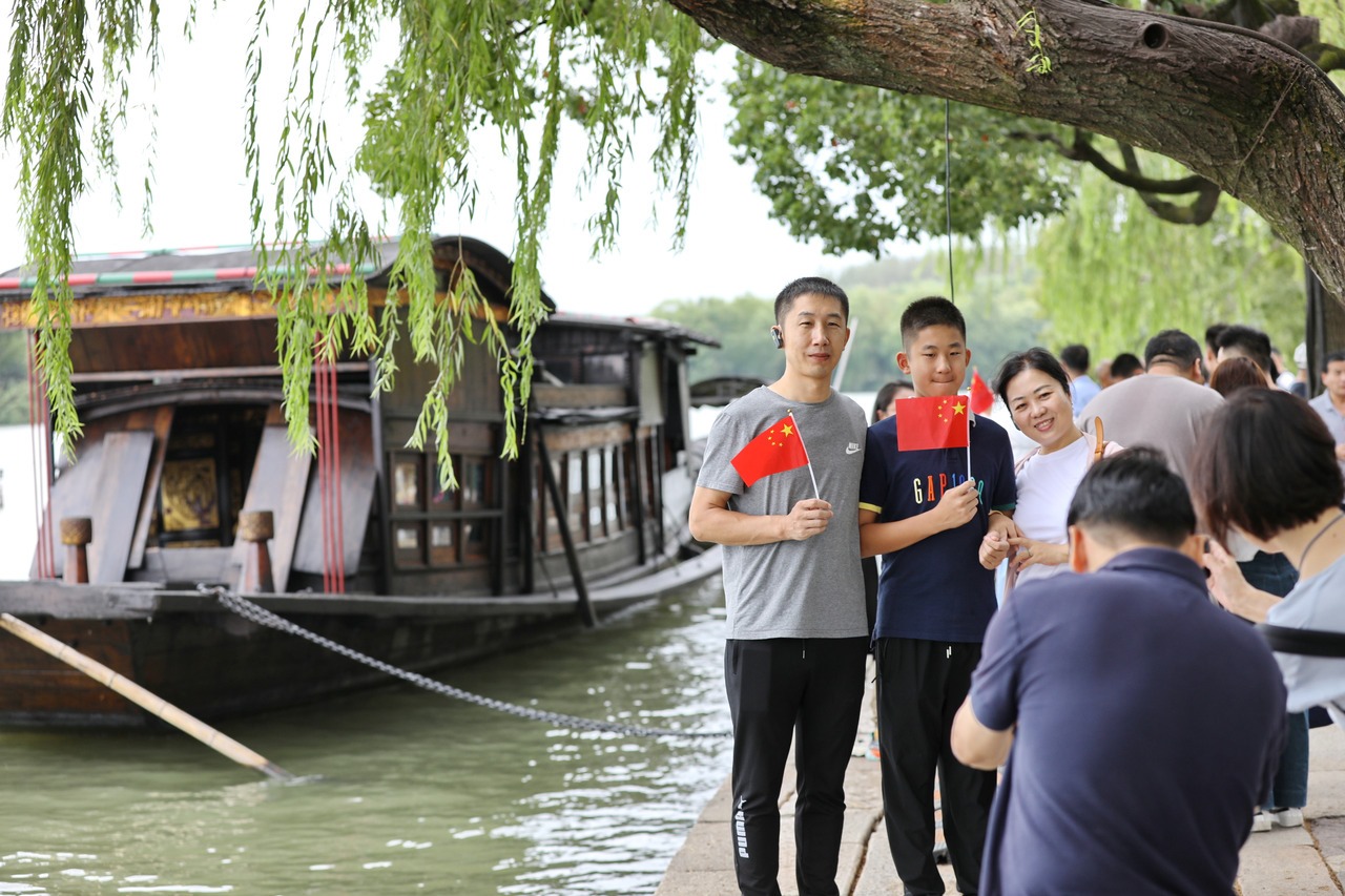 10月1日，市民在浙江省嘉興市南湖景區(qū)參加游園活動。新華社發(fā) 金鵬 攝