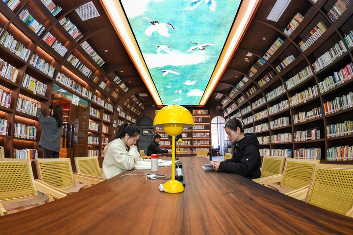 2024年1月4日，讀者在江西省宜春市袁州區(qū)珠泉街道獅子山公園城市書房?jī)?nèi)閱讀、學(xué)習(xí)。新華社發(fā)（周亮 攝）
